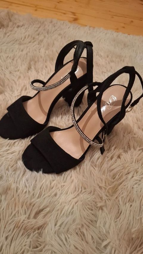 Qadın yüksək dabanlı sandal - Rəng: qara - Model: açıq burunlu — Bakı