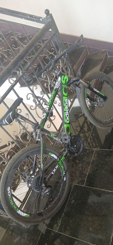 Dağ velosipedi – Adidas dizaynlı, qara-yaşıl rəng sxemi — Bakı
