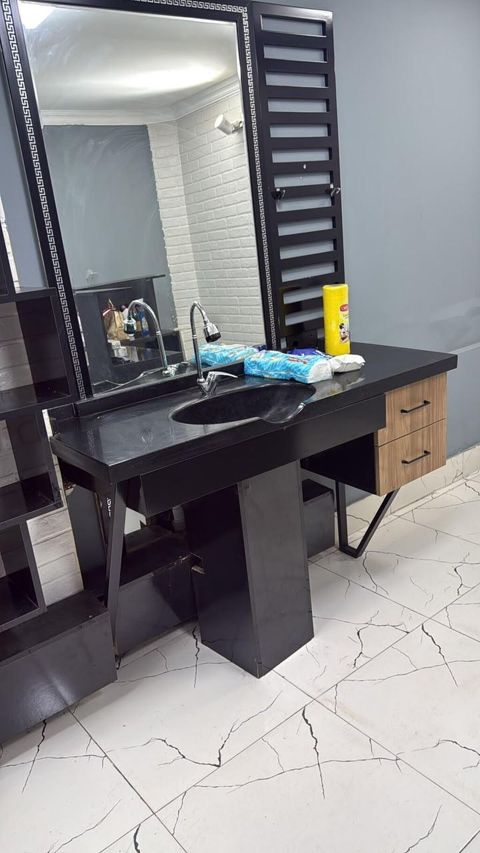 Berber mebeli satilir seliqelidir tezekimi 180 manat elave salon