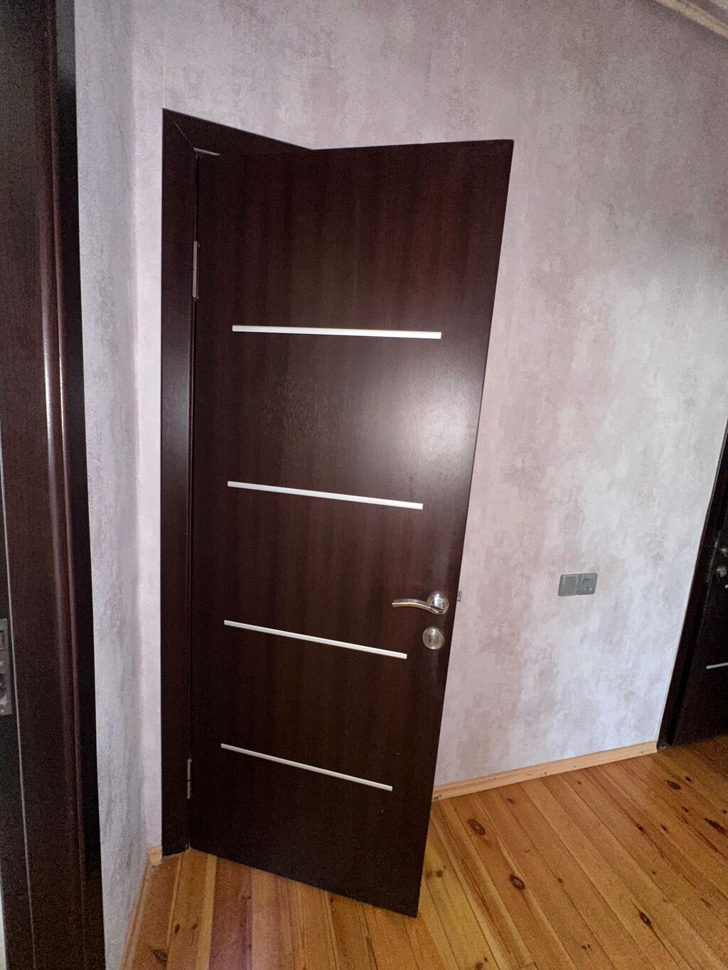 Məndə 6 ədəd qapı var onuda atım paylaşın ağır möhkəm qapıdır Eni 1 — Pəncərələr, qapılar, balkonlar, Bakı (2)