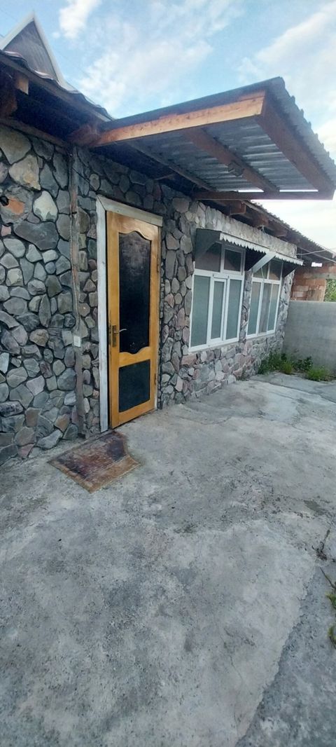 Сдаю частный дом из двух комнат. туалет и ванна в доме и разделены — Mingəçevir