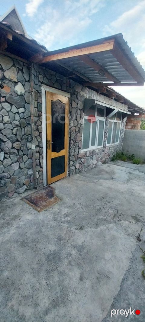 Сдаю частный дом из двух комнат. туалет и ванна в доме и разделены