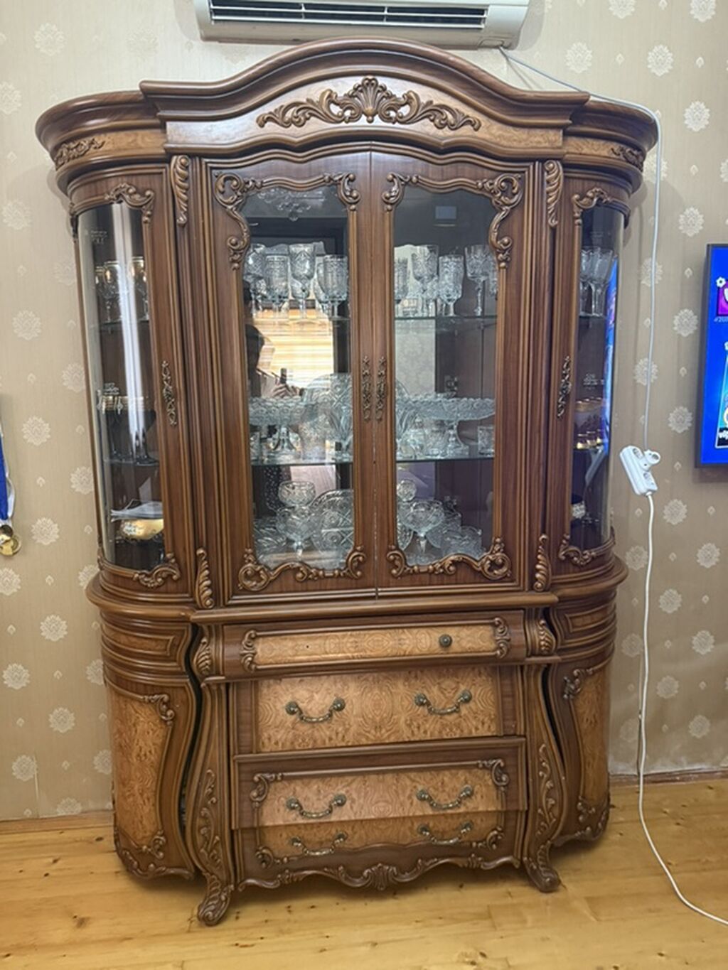 Klassik üslubda yemək otağı üçün taxta mebel dəsti. Tərkibi: - Vitrin — Qonaq otağı üçün, Bakı (2)