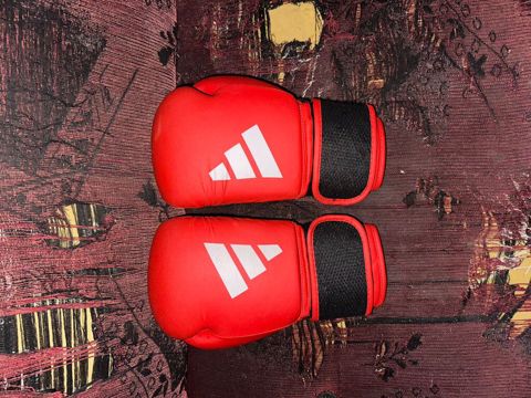 10oz, Original adidasındı,az işlənib, 50-60 manat olan əlcəylərdən — Bakı