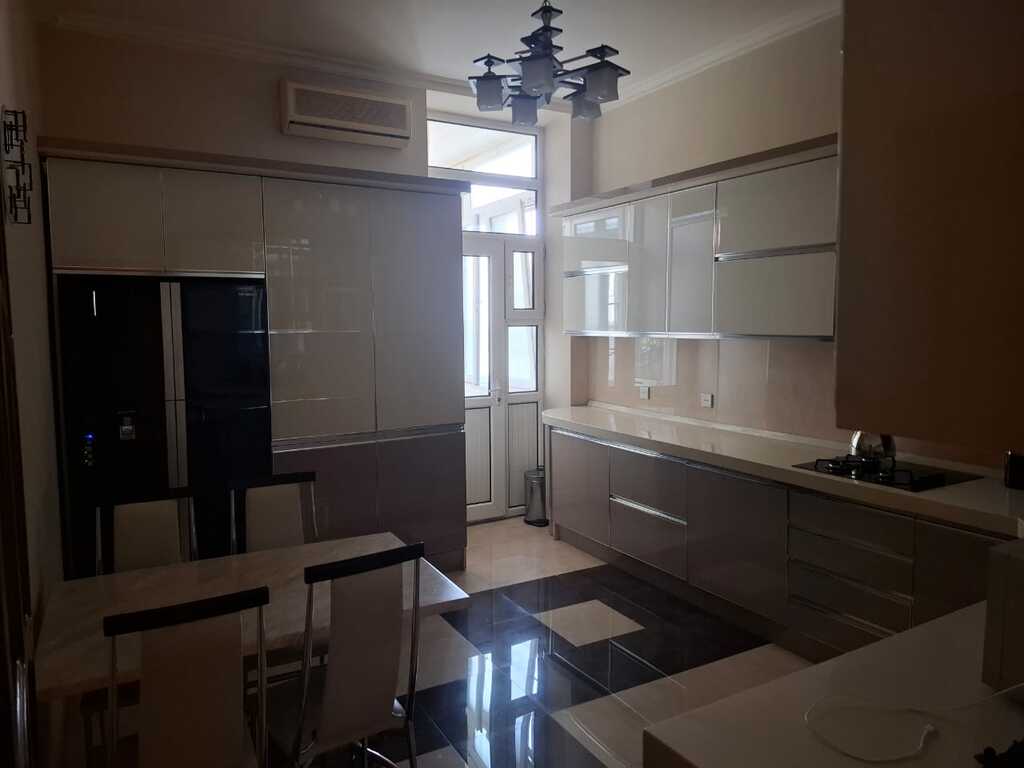 Satılır 6 otaqlı köhnə tikili 200 m² — Mənzil, Bakı (7)