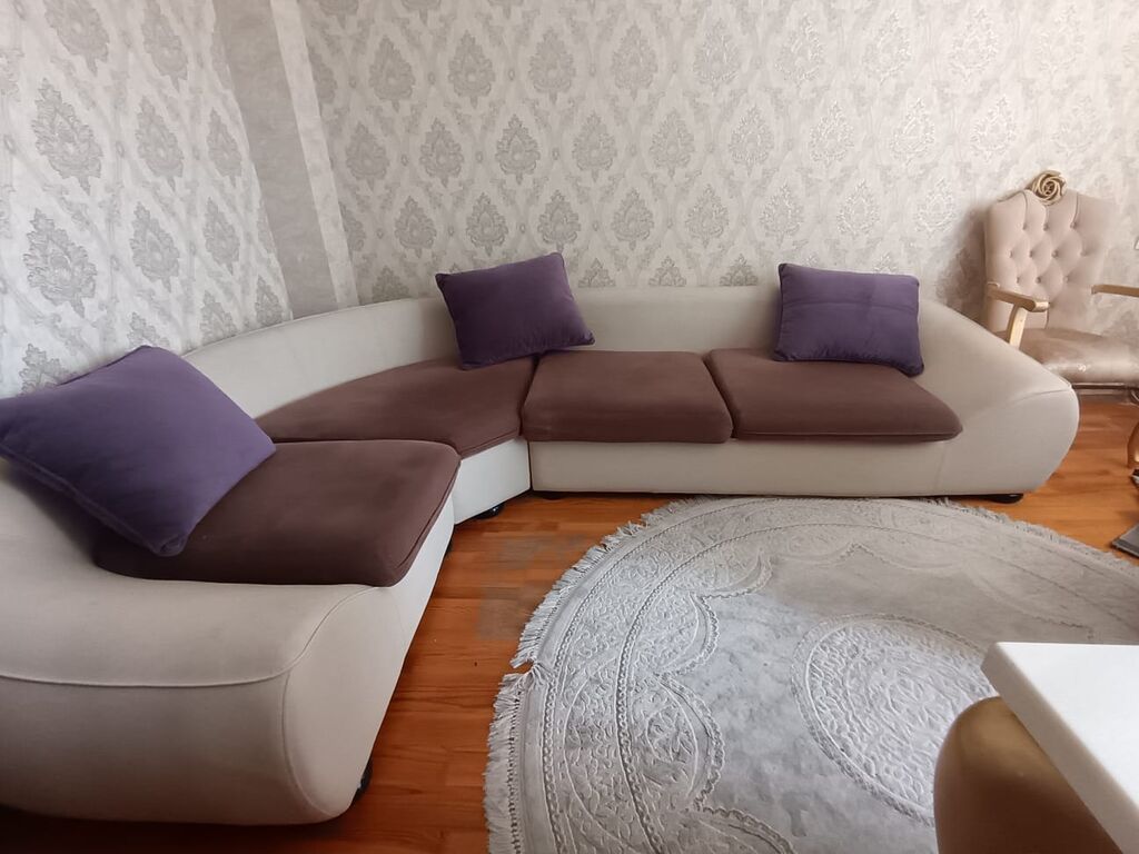 Künc divanı: Yumşaq, oval xətli korpus, açıq krem rəngli döşəmə ilə — Divanlər, Sumqayıt