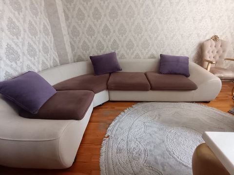 Künc divanı: Yumşaq, oval xətli korpus, açıq krem rəngli döşəmə ilə — Sumqayıt