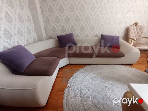 Künc divanı: Yumşaq, oval xətli korpus, açıq krem rəngli döşəmə ilə