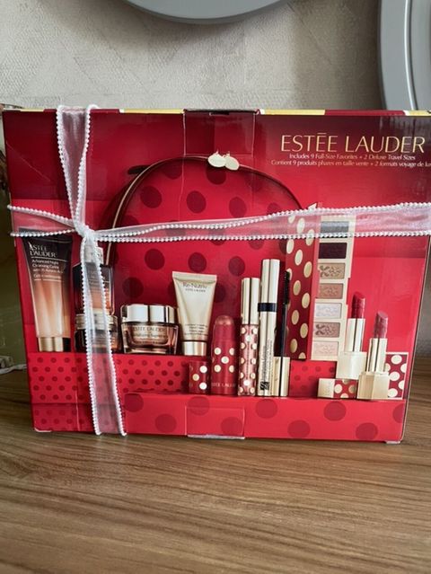 Estée Lauder hədiyyə dəsti – “Includes 9 Full‑Size Favorites + 2 — Bakı