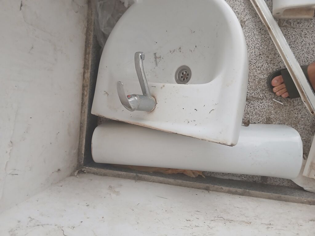 Divara bərkidilən keramik əl-üz yuma lavabosu - Komplekt: lavabo — Lavabolar, Qobu