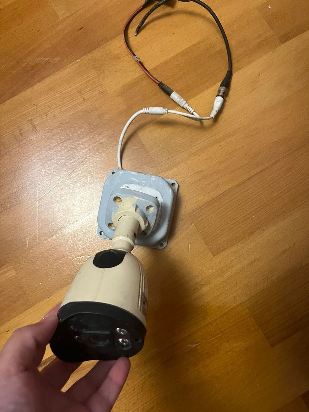 7 eded kamera tam işləkdir. Qiymet 10 azn (1) Unvan Badamdar. Vesile — Elektronika, Bakı (3)