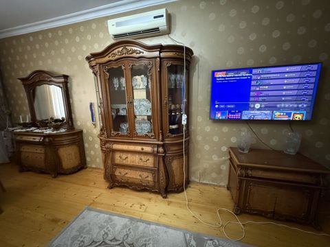 Klassik üslubda yemək otağı üçün taxta mebel dəsti. Tərkibi: - Vitrin — Bakı