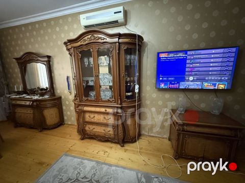 Klassik üslubda yemək otağı üçün taxta mebel dəsti. Tərkibi: - Vitrin — Bakı