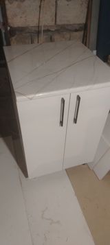 Mətbəx üçün alt şkaf - Material: ağ laminat korpus, mermər naxışlı iş — mebel