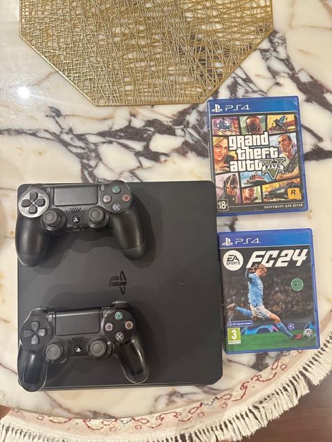PS4 Slim — Gaming consoles
