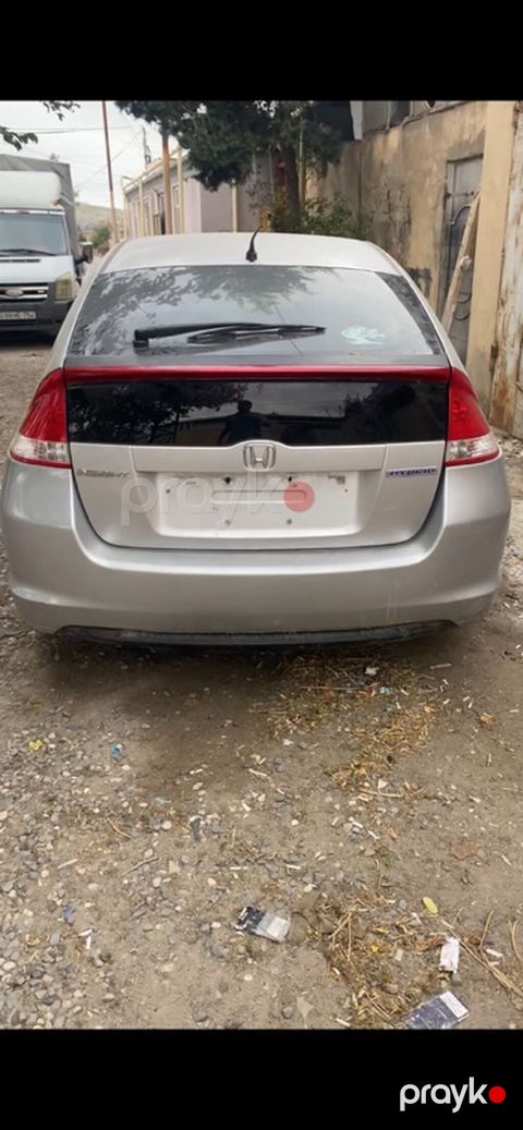 Honda Insight Hybrid, gümüş rəng (hatchback). Arxa hissə: müxtəlif