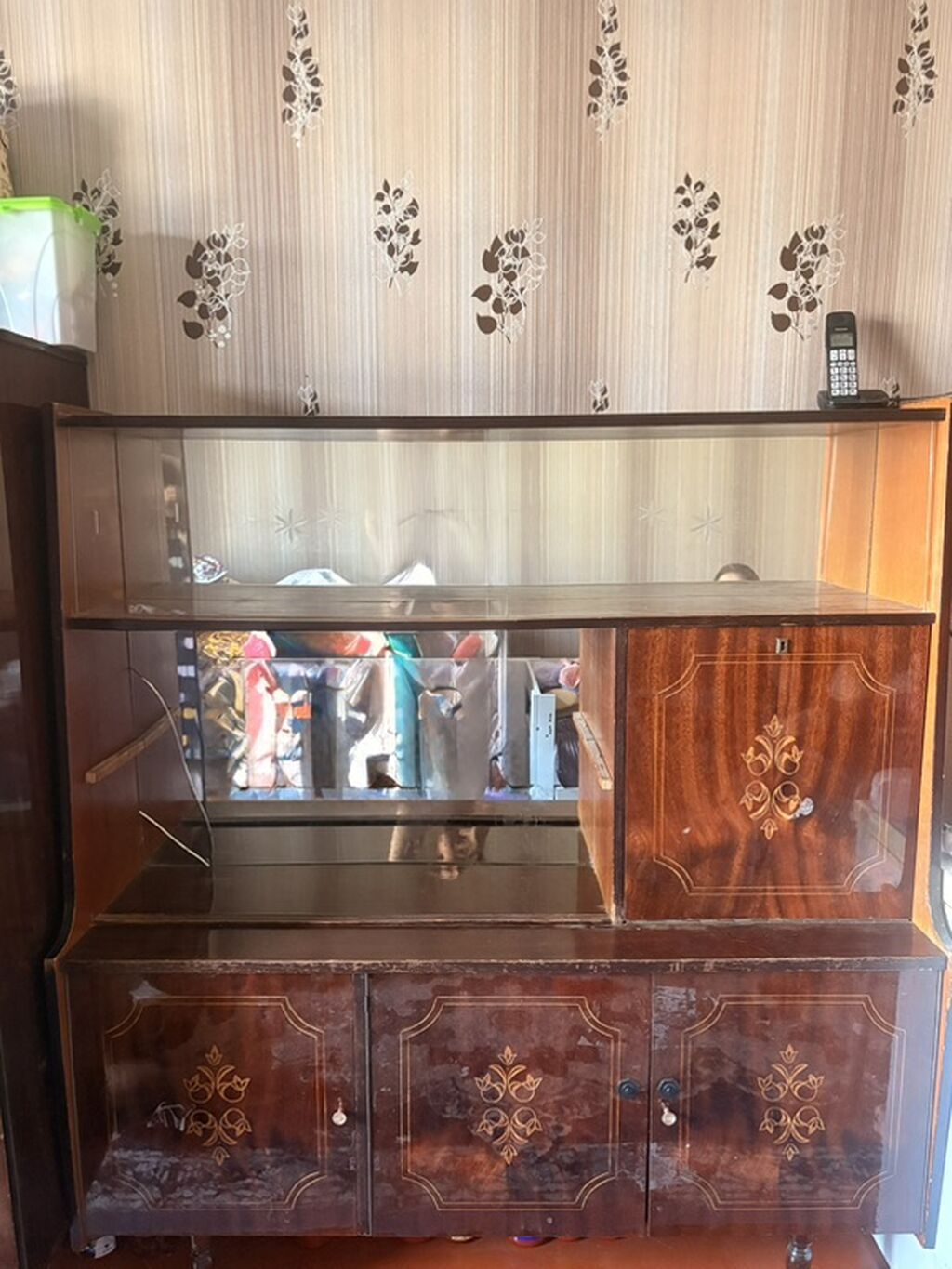 Klassik vitrinli bufet - Material: Taxta karkas, laklı səth; ön — Şkaflar, Xırdalan (2)