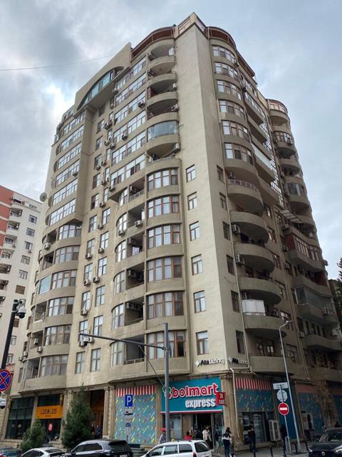 Satılır 4 otaqlı yeni tikili 220 m² — Bakı
