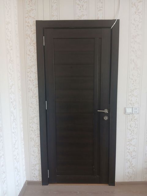 Daxili otaq qapısı – tünd qəhvəyi rəngdə, müasir minimal dizayn — Qobu