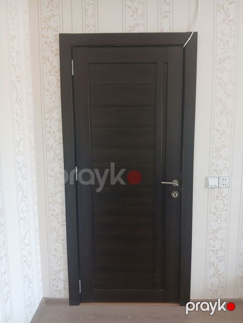 Daxili otaq qapısı – tünd qəhvəyi rəngdə, müasir minimal dizayn