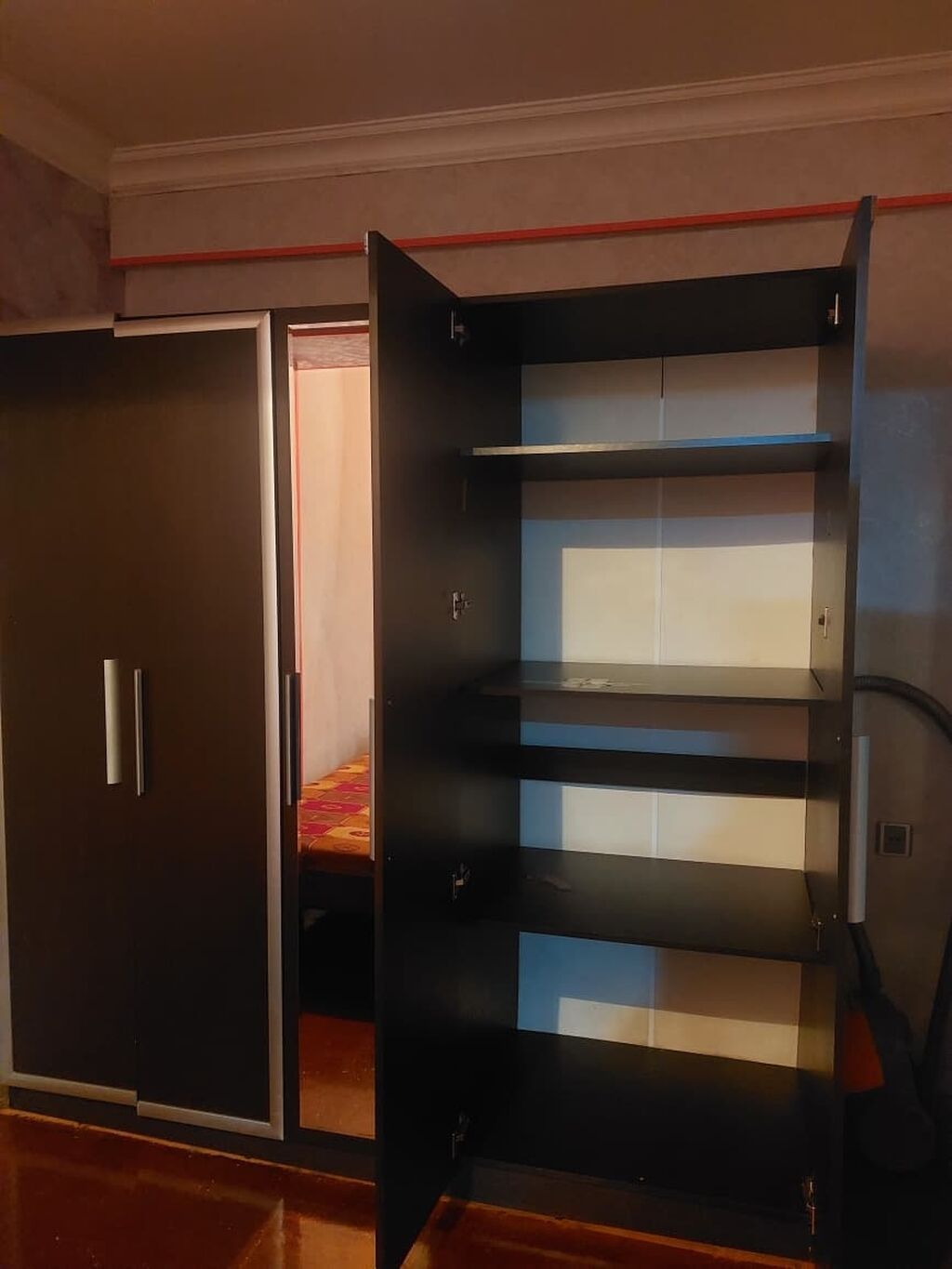 Mebel: 5 qapılı paltar dolabı, ortada tam boy güzgülü bölmə. Rəng — Şkaflar, Xırdalan (2)