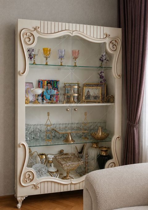 Klassik üslubda vitrin-dolab - Material: yüksək keyfiyyətli MDF — Bakı