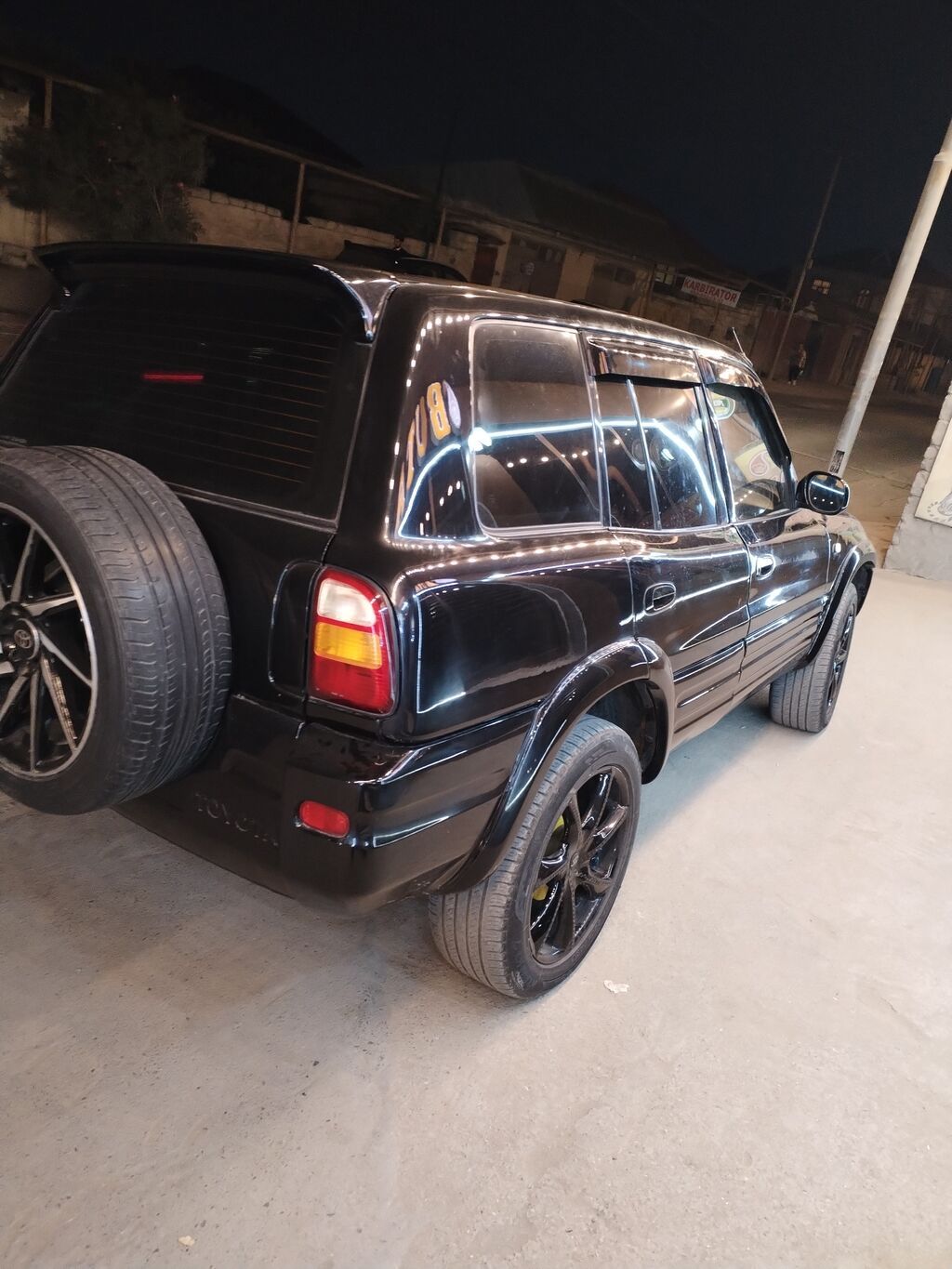 Toyota RAV4 kompakt SUV. Qara rəngli кузов, klassik kvadrat formalı — Avtomobillər, Digah (4)