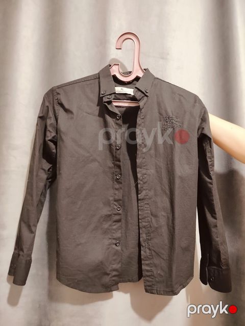 Uşaq köynəyi – qara rəng, uzunqollu, düyməli model. Standart düyməli