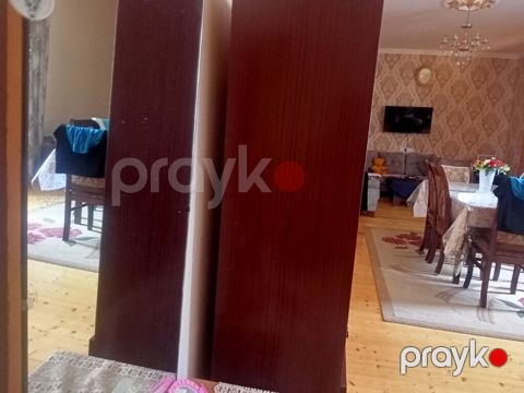 Mebel vitrin-dolab - Material: ağac karkas, parlaq qəhvəyi rəngli