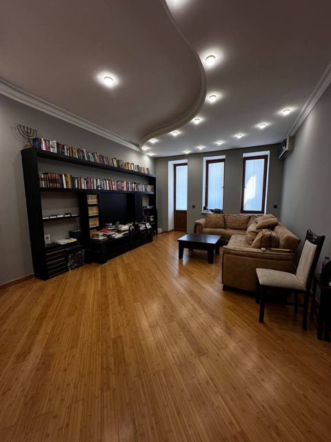 Satılır 3 otaqlı köhnə tikili 110 m² — Bakı