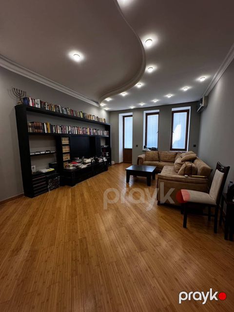 Satılır 3 otaqlı köhnə tikili 110 m²