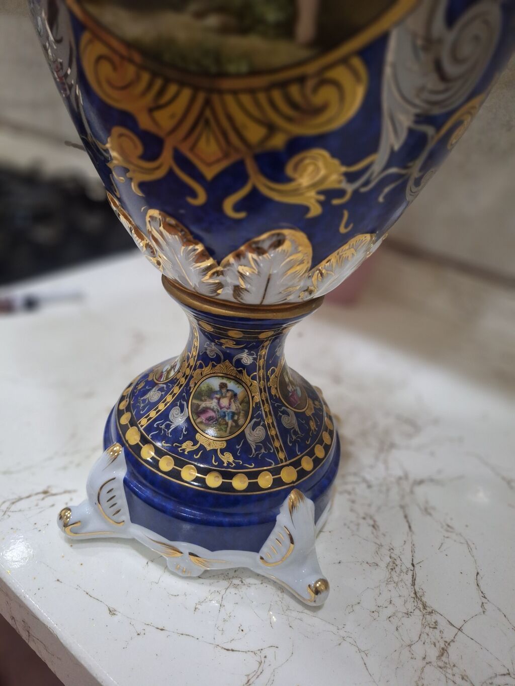 Bir vaza, Farfor — Vaazalar, kreslolar, süni çiçəklər, Xırdalan (6)