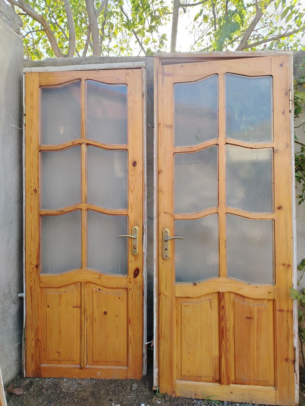 Məhsul: Şüşəli taxta qapılar (3 ədəd) Təsvir: - Material: təbii ağac — Pəncərələr, qapılar, balkonlar, Bakı (2)