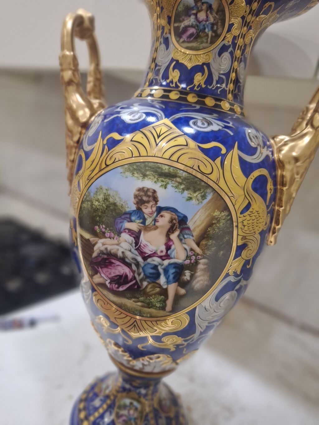 Bir vaza, Farfor — Vaazalar, kreslolar, süni çiçəklər, Xırdalan (7)