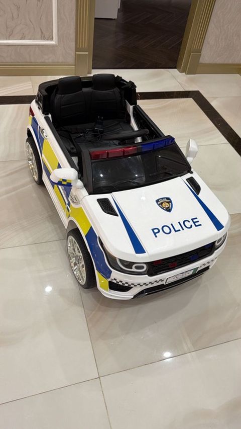 Uşaq üçün elektrikli polis maşını - Dizayn: Ağ rəngli kuzov — Bakı
