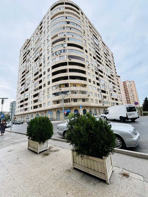 Satılır 4 otaqlı yeni tikili 210 m² — Bakı