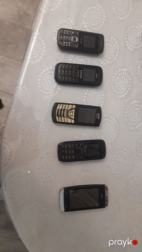 Şəkildə müxtəlif markalara aid 5 ədəd mobil telefon dəsti — Bakı