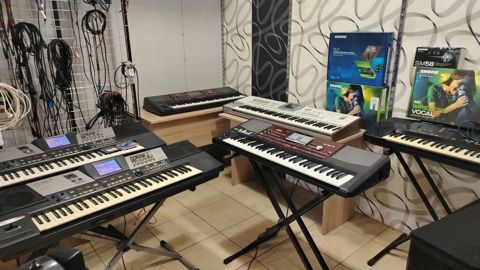 Korg Pa-700 QT Oriental versiya satilir. U-pakovka aletdir. 1 il — Bərdə