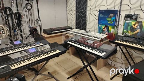 Korg Pa-700 QT Oriental versiya satilir. U-pakovka aletdir. 1 il