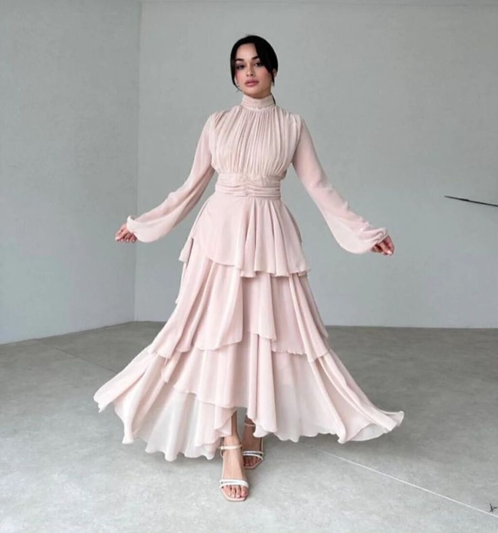 Zərif pudra rəngində uzun şifon don - Model: yüksək boğazlı, ön və — Axşam paltarları, Bakı