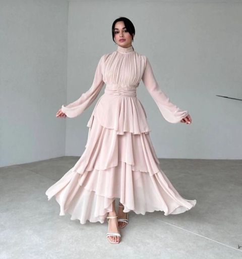 Zərif pudra rəngində uzun şifon don - Model: yüksək boğazlı, ön və — Bakı