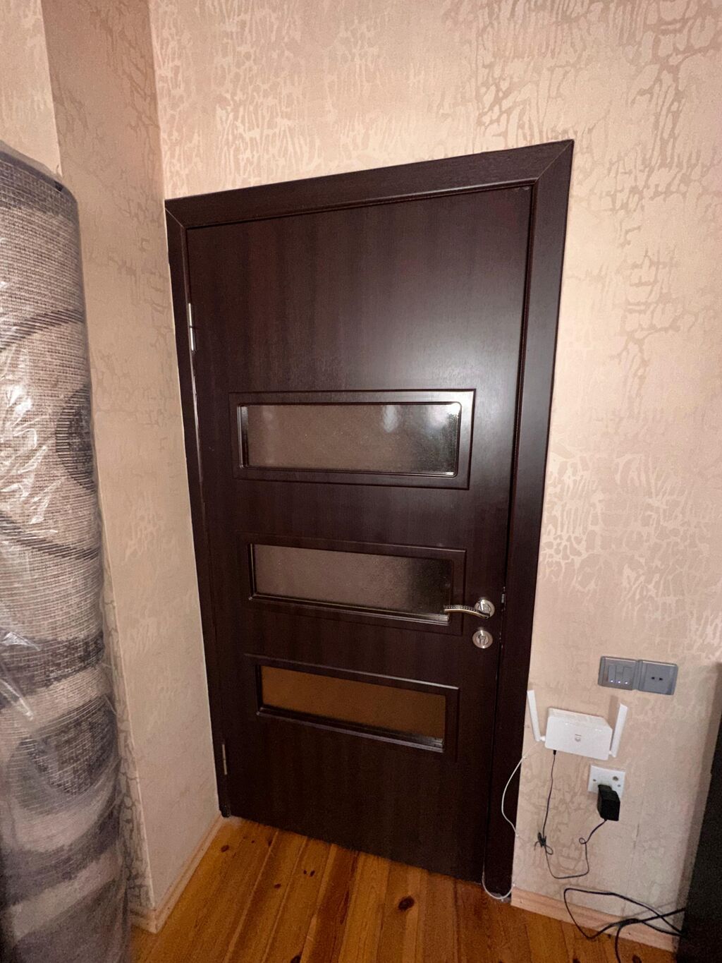 Məndə 6 ədəd qapı var onuda atım paylaşın ağır möhkəm qapıdır Eni 1 — Pəncərələr, qapılar, balkonlar, Bakı (4)