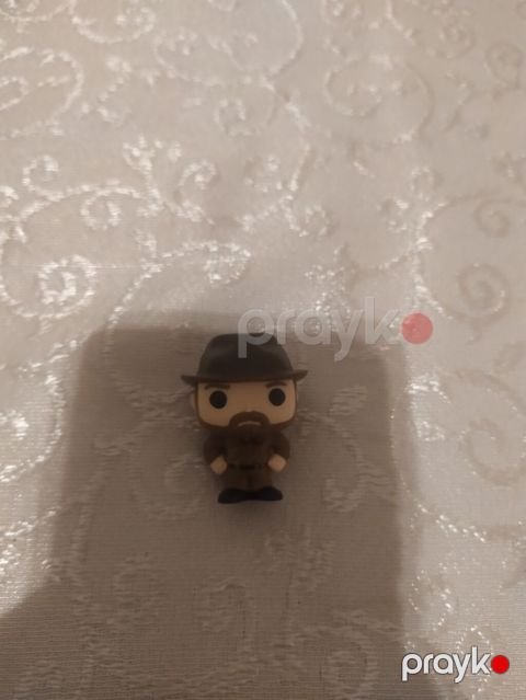 Mövzu: Mini vinil fiqur – şlyapalı kişi obrazı Təsvir: - Material — Bakı