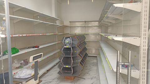 Konfet vitrini 400 Azn. 6metrdir. Unvan Ehmedli. Shirin x. 9303 — Bakı