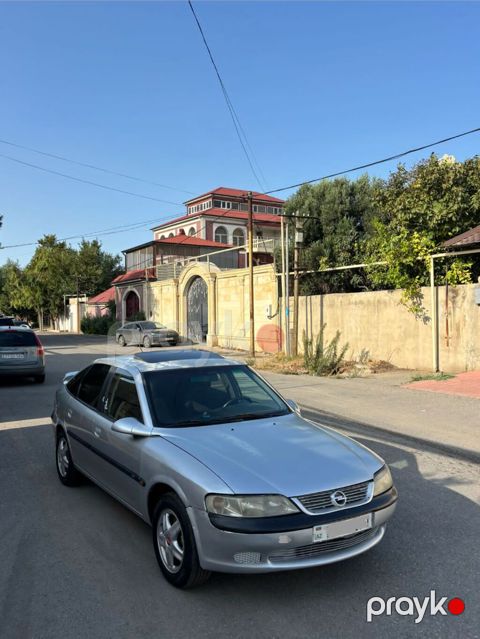 Opel Vectra: 2 l 1996 il 368000 km Hetçbek
