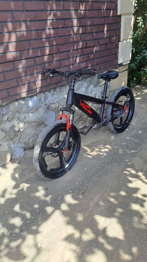 BMX tipli velosiped - Rəng: qara, qırmızı aksentlərlə - Karkas: BMX — Lənkəran