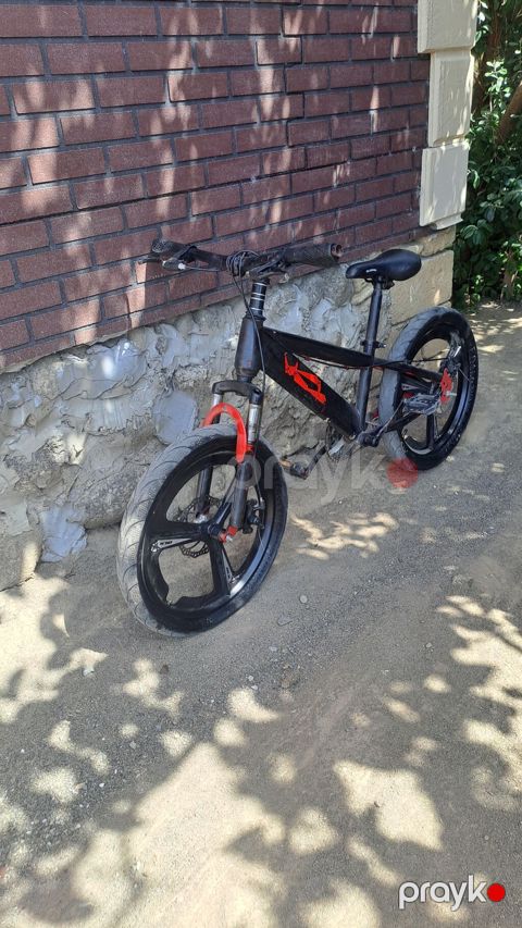BMX tipli velosiped - Rəng: qara, qırmızı aksentlərlə - Karkas: BMX