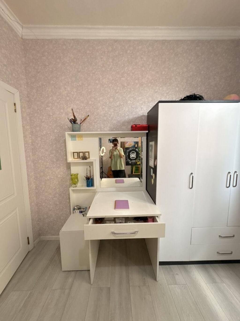 Üç qapılı paltar şkafı - Rəng: ağ önlər, qara yan və daxili hissələr — Şkaflar, Masazır (5)
