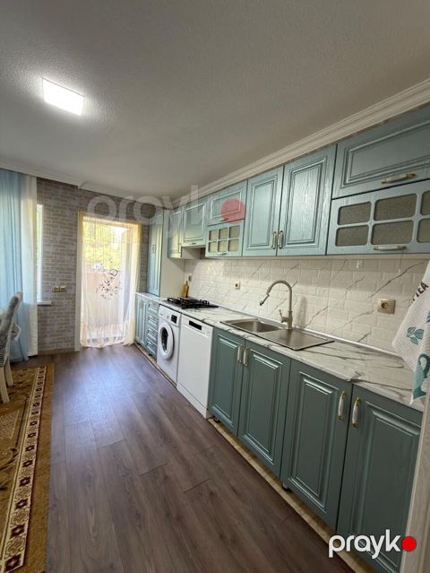 3 otaqlı tam təmirli kombili əşyalı bina evi şəxsi oturmaq üçün həyəti