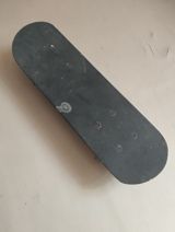 Mini skeytbord (barmaq skeyti/tech deck tipli) – qara gövdə və qırmızı — Ürünler